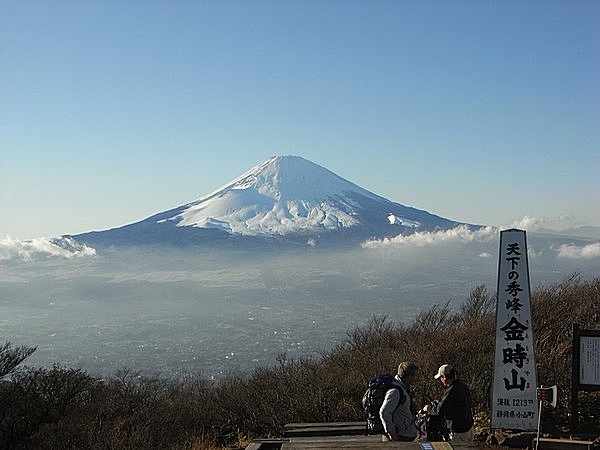 山頂から眺める、壮大な富士の勇姿