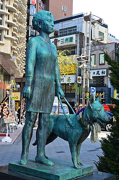 乙女と盲導犬の銅像。
