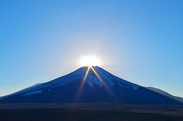 太陽と山頂が重なる「ダイヤモンド富士」の瞬間に合わせて、出かけるのも素敵！