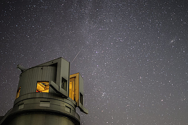 星空と天文台（写真はイメージです）