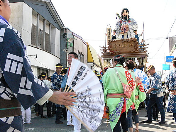 巨大な山車が情緒あふれる町並みを行く