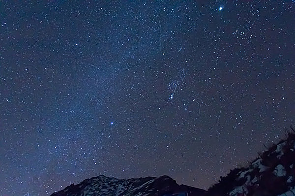 秋から冬へ…冬の星座・オリオン座から一足先に流星がご挨拶