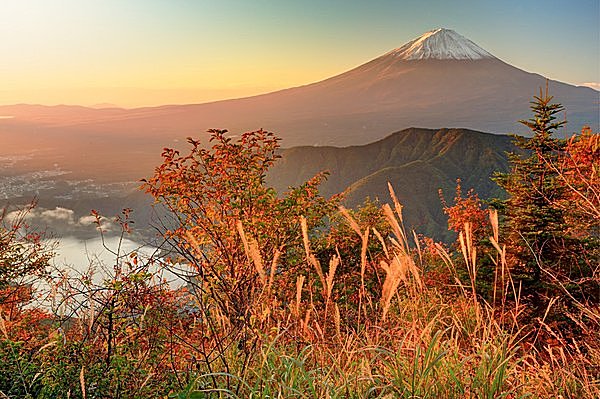 冷え込んだ早朝にのぞむ霊峰・富士