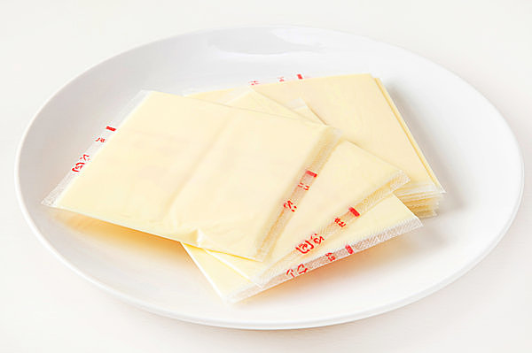 プロセスチーズは、ナチュラチーズの加工品。味が安定しており、長期保存が可能