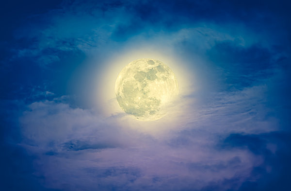 今宵の月はスーパームーン。68年ぶりに最も接近する大きな満月を仰ぎ見れば