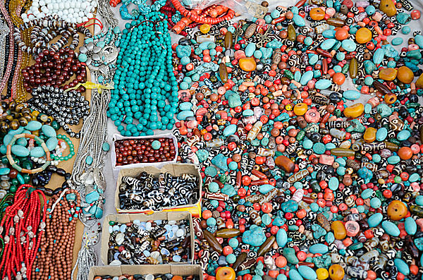インドの露店の風景。ターコイズをはじめ色とりどりの石が並ぶ