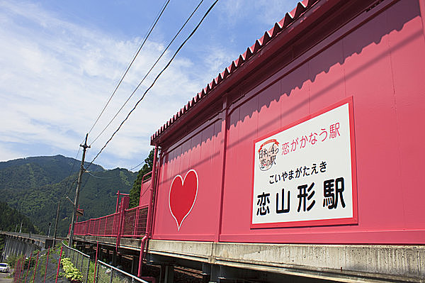 ピンクに染まる「恋山形駅」