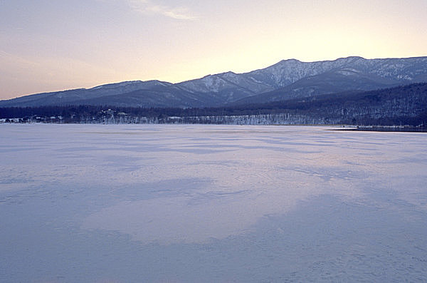 氷結したバラギ湖から四阿山を望む