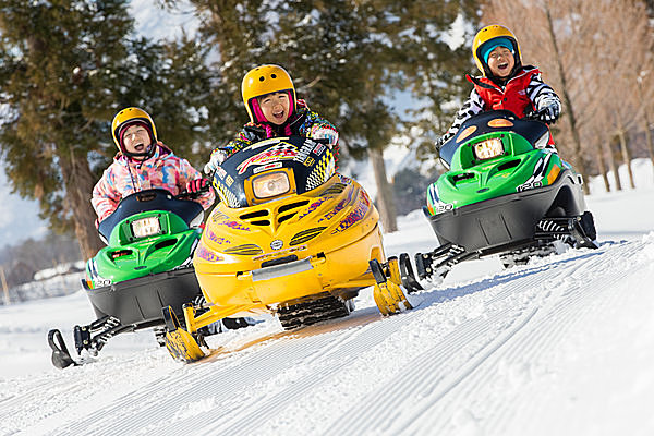 たった5歳でもひとりで乗れちゃう！雪上版バイク「スノーモビル」　＠タングラムスキーサーカス（長野・信濃町）