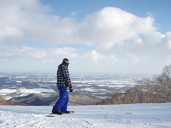 【十勝サホロリゾートスキー場】／ゲレンデは十勝平野を一望!!　冬ごもりのクマも観察できる。