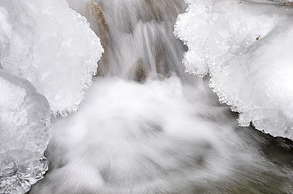 厳しい寒さに冷たい氷が張りつめて…七十二候「水沢腹堅」