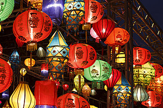 満月のもと街中が提灯の光に包まれる、幻想的な中国の伝統行事「元宵節」