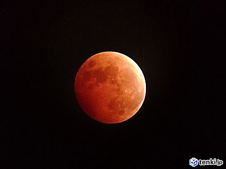 10位　全国的に好天に恵まれた皆既月食　各地で赤い月を観測