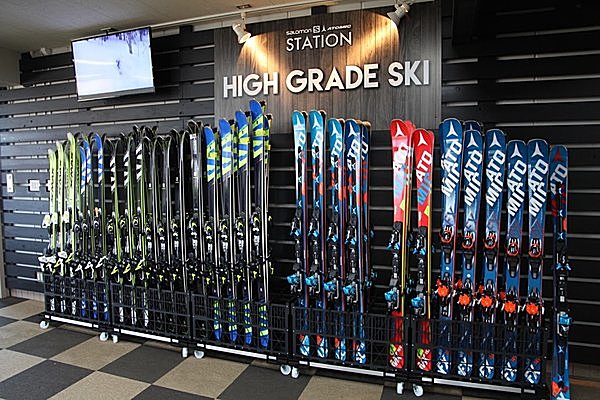 ハイグレードなレンタルスキーも用意していあるのが、メーカー系レンタルの特徴のひとつ