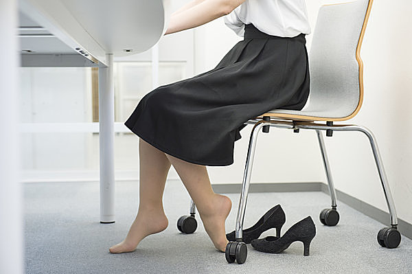 仕事中にふと脱いだ靴が、むくんで履けないってことありませんか？