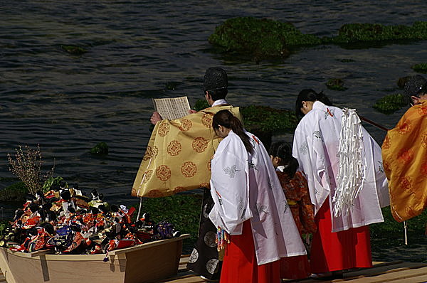 神職と巫女による「流し雛」の儀式（画像はイメージ）