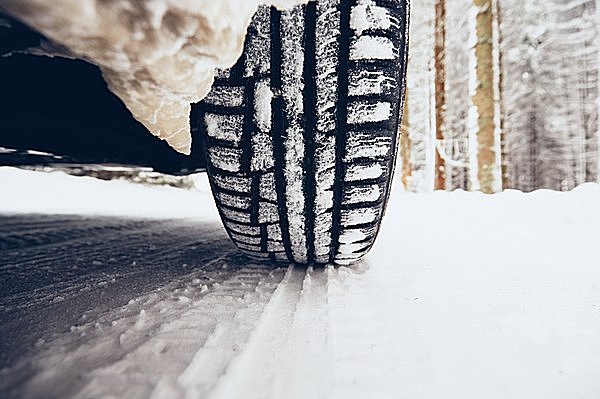 圧雪された路面は滑りやすい…