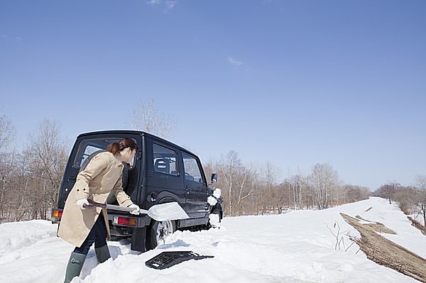 除雪にスコップがあると安心