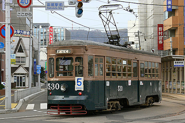 レトロな市電、500形が現役で走る!!　桜咲く函館へ最古の市電に会いに行こう。