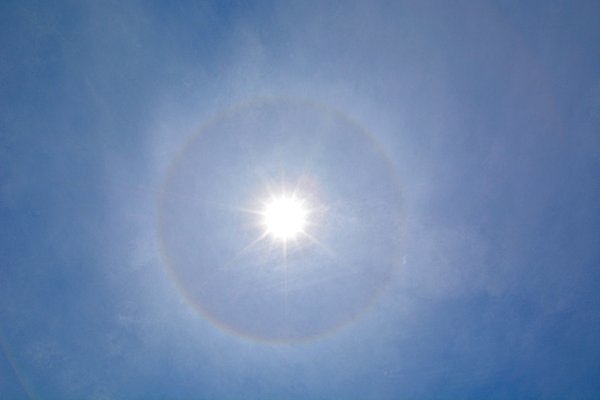 太陽の周囲にできた暈（ハロ）