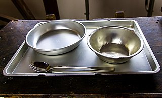 なつかしの昭和給食メニュー。マーガリンがビニール入りになった理由とは？