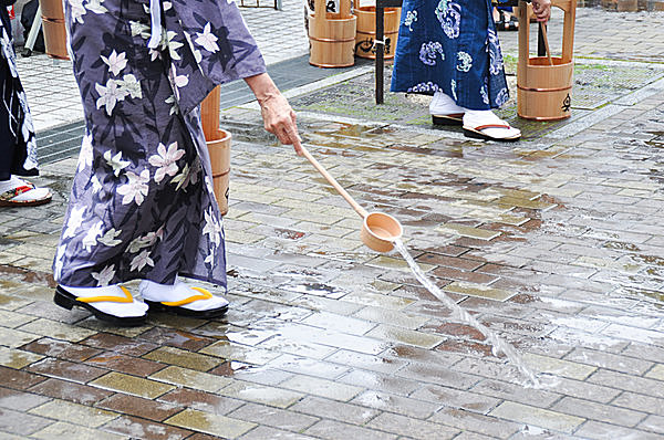 涼を取るための昔の人の知恵“打ち水”