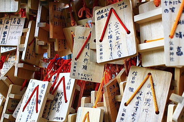 「気象神社」の絵馬は下駄の形をしている