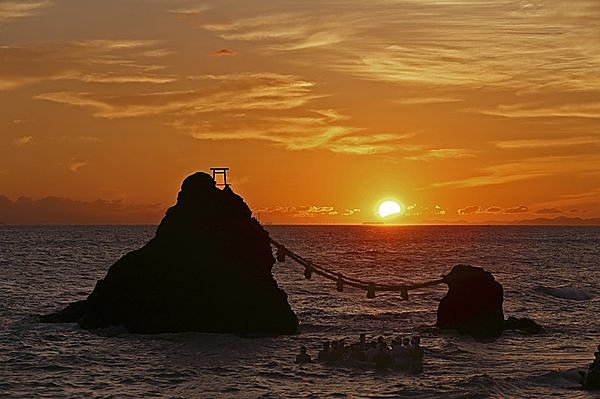 夏至の二見浦・夫婦岩。手前には白装束の人々が