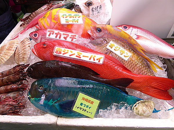沖縄らしい色鮮やかな魚が並びます（写真はイメージ）