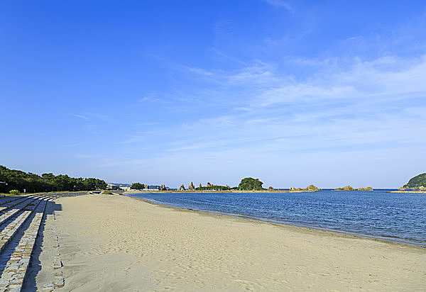 白い砂浜が美しい遠浅の海（橋杭海水浴場）