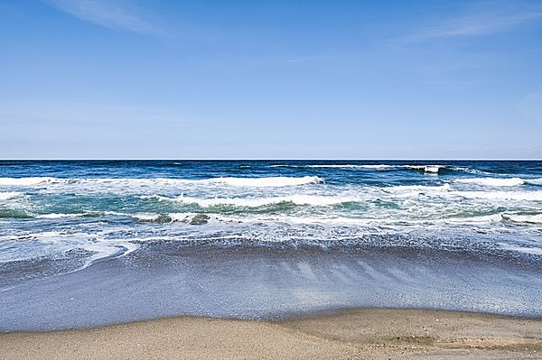 遠浅で透き通った海、白い砂浜……関東にもこんな海水浴場が！
