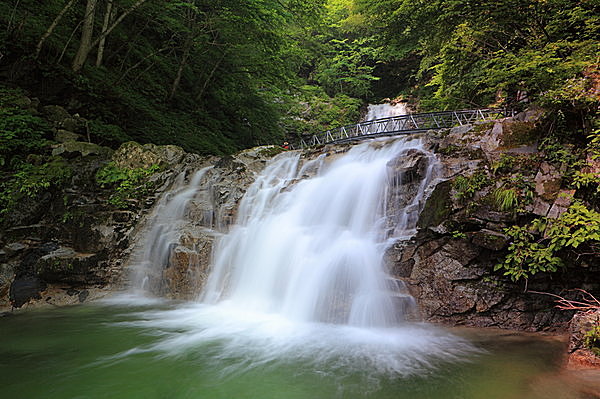 画像は「一の滝（魚止の滝）」と「二の滝（初見の滝）」