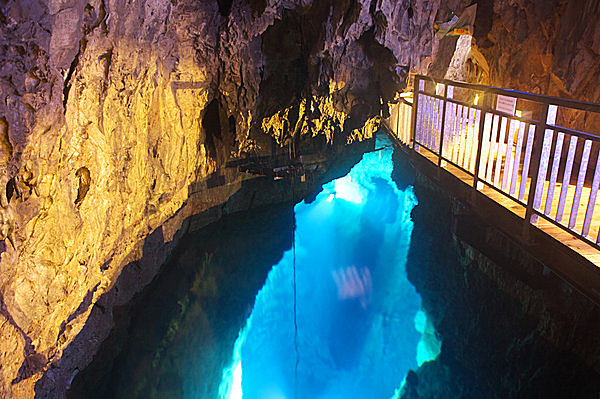 世界有数の透明度を誇る青い地底湖を擁する「龍泉洞」