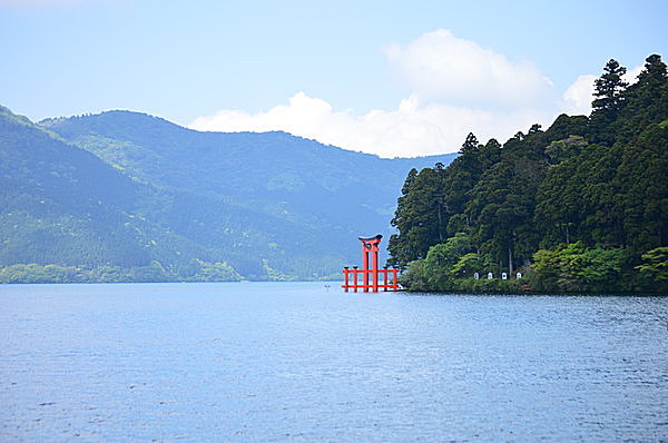 湖畔に映える箱根神社の赤い鳥居