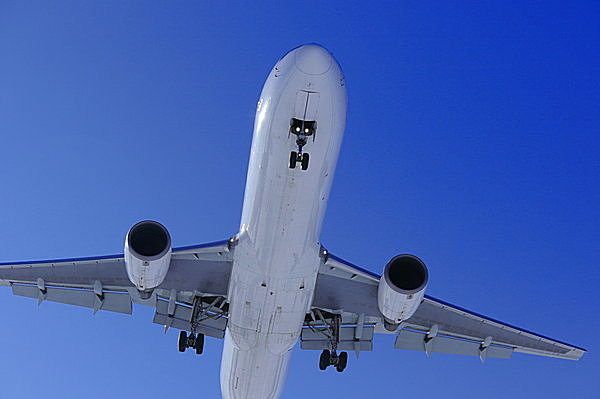 クルーズ中、頭上に大きな飛行機が！※画像はイメージ