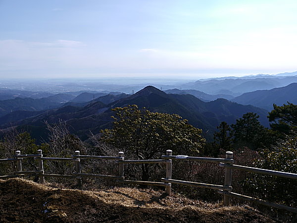 急こう配の先に開けるこの眺望……日の出山山頂