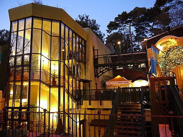 夕暮れ時は幻想的な雰囲気に包まれる「ジブリ美術館」