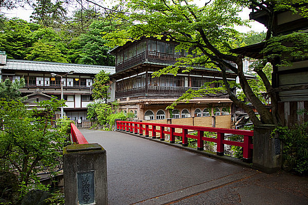 温泉街など、町全体にアートが点在