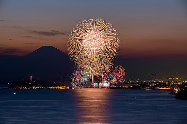 富士山のシルエットも確認できる「ふじさわ江の島花火大会」