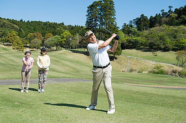 夫婦や家族とも一緒に楽しめるのがゴルフの魅力　※画像はイメージ