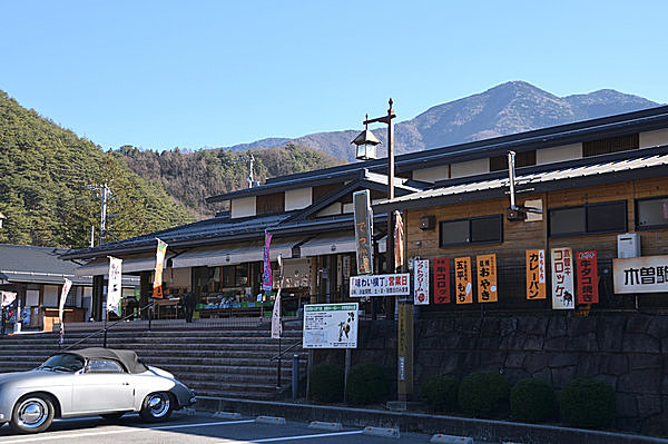 木曽駒ケ岳を望むくつろぎの里、「道の駅　日義木曽駒高原」