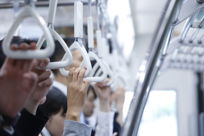 電車内の迷惑行為ランキング 車中でみんなが迷惑している第1位はコレ Tenki Jpサプリ 17年12月28日 日本気象協会 Tenki Jp