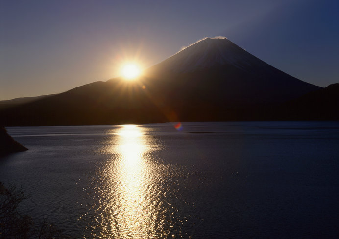 「初日の出」は“元旦の”日の出。「ご来光」は元日に限らず、高山から臨む日の出