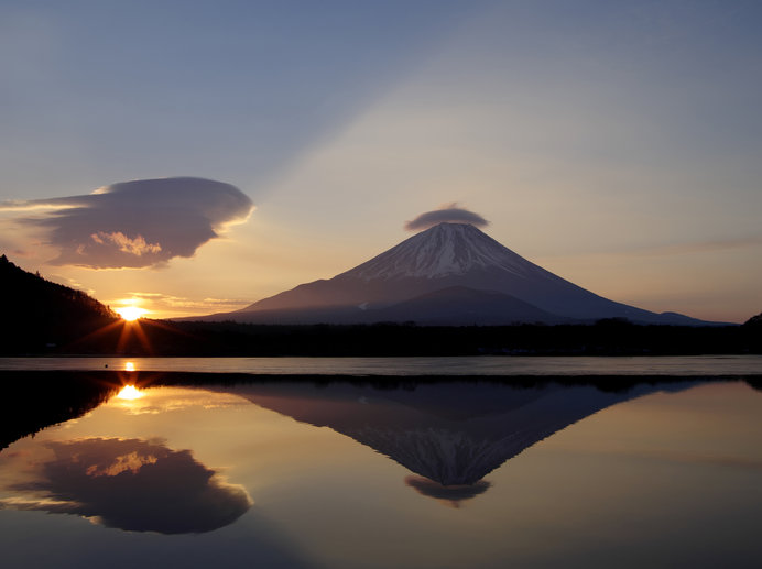 大年の湖にあまりし富士の影ー俳句歳時記を楽しむ