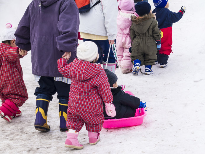 ツナギ」を着て雪遊び!! 北海道、冬の子どもの防寒着(季節・暮らしの