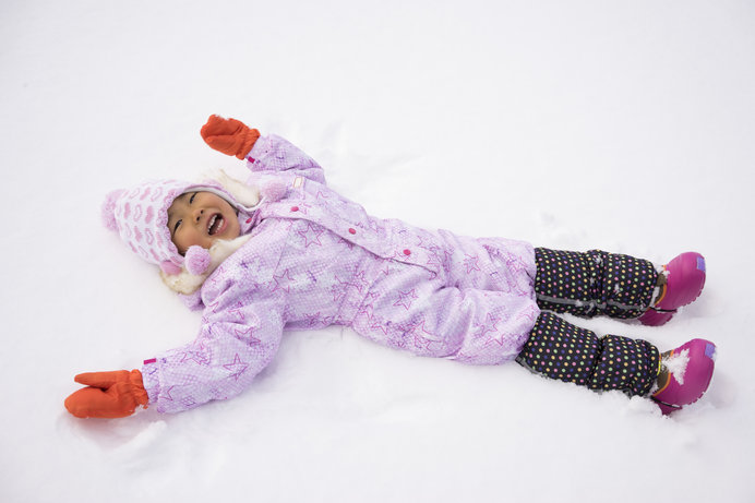 ツナギ を着て雪遊び 北海道 冬の子どもの防寒着 季節 暮らしの話題 18年01月07日 日本気象協会 Tenki Jp