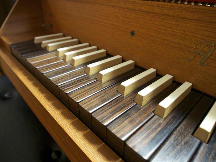 ピアノと異なり、鍵盤と内部機構が連動して弦を弾く構造になっているチェンバロ