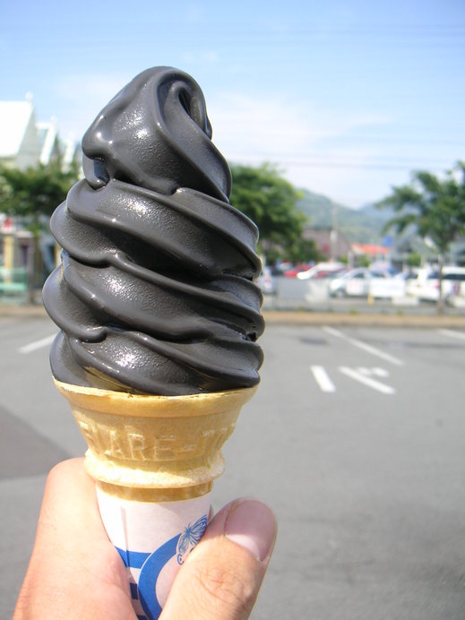 見た目も真っ黒なソフトクリーム「石炭ソフト」はどんな味？