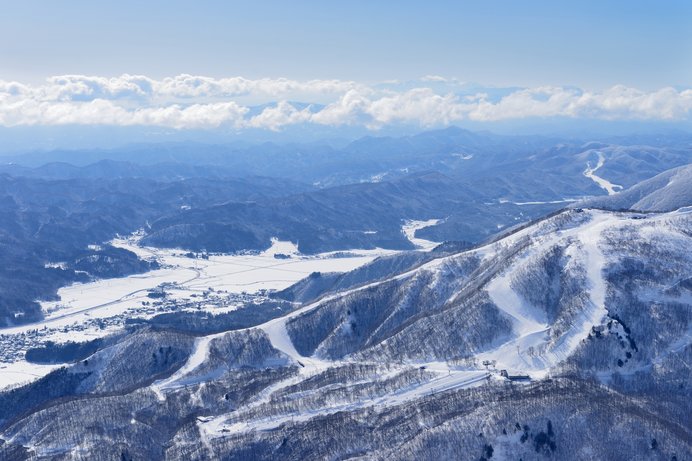 隣接する白馬五竜スキー場と共通券で行き来できるHakuba47