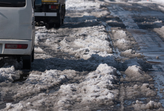 そろそろ雪どけ。ジャブジャブの道路、屋根からの落雪。雪の後始末が始まる…